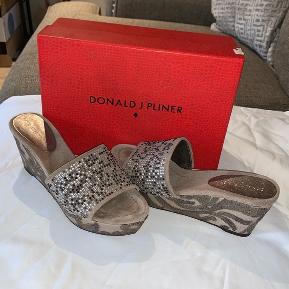 Gently Loved Wedge Taupe Frida Slide By Donald J Pliner - Picture 1 of 9
